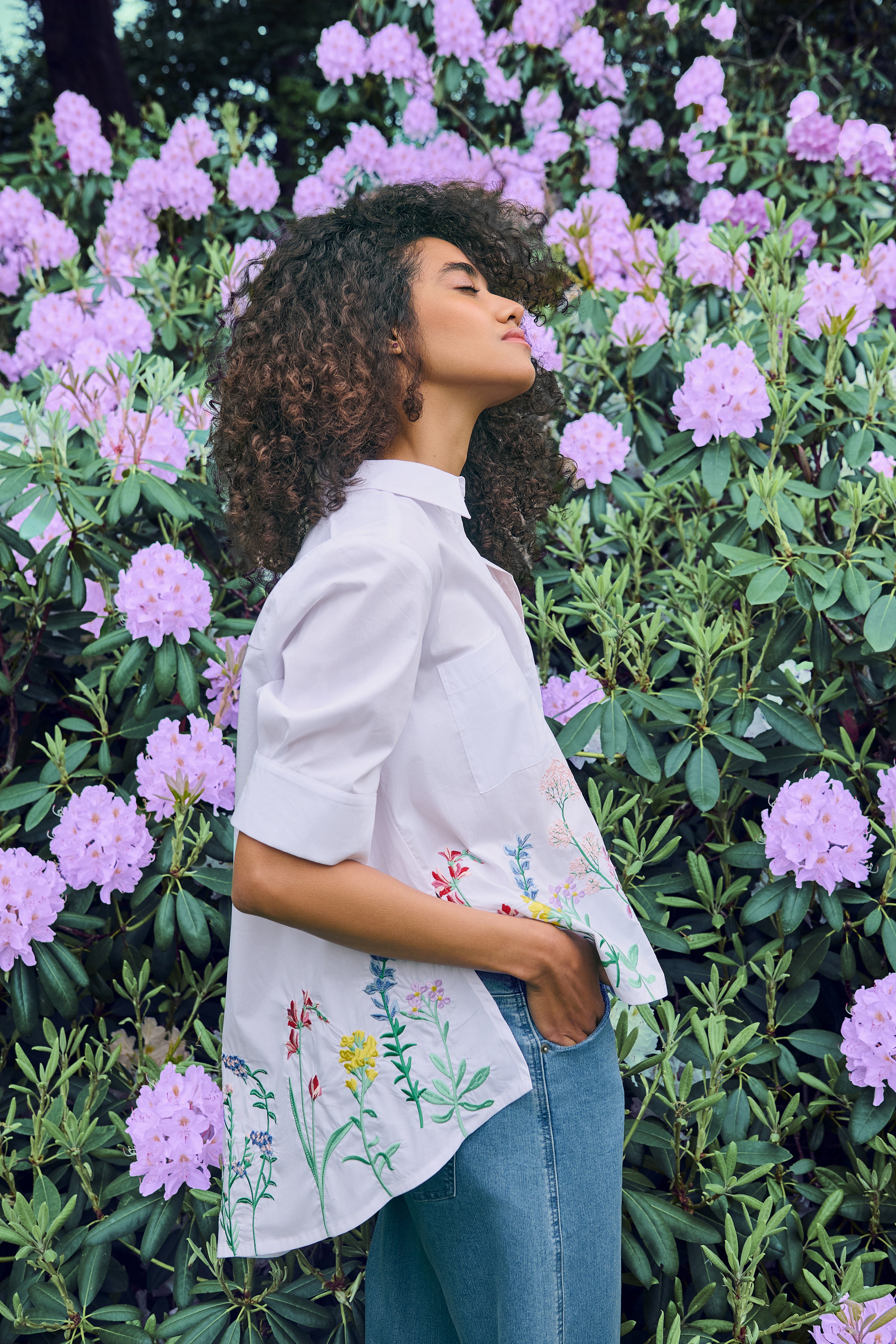 Noen 86294 White Embroidery Cotton Shirt With Meadow Floral Pattern Elbow Sleeves And Front Pockets