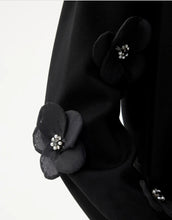 Load image into Gallery viewer, Leo &amp; Ugo - 3D Flower Sweatshirt
