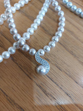Load image into Gallery viewer, Nouvelle - Pearl chain with swirl drop
