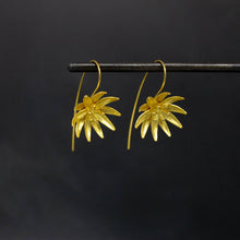 Load image into Gallery viewer, Annie Munday - Gold flower earrings
